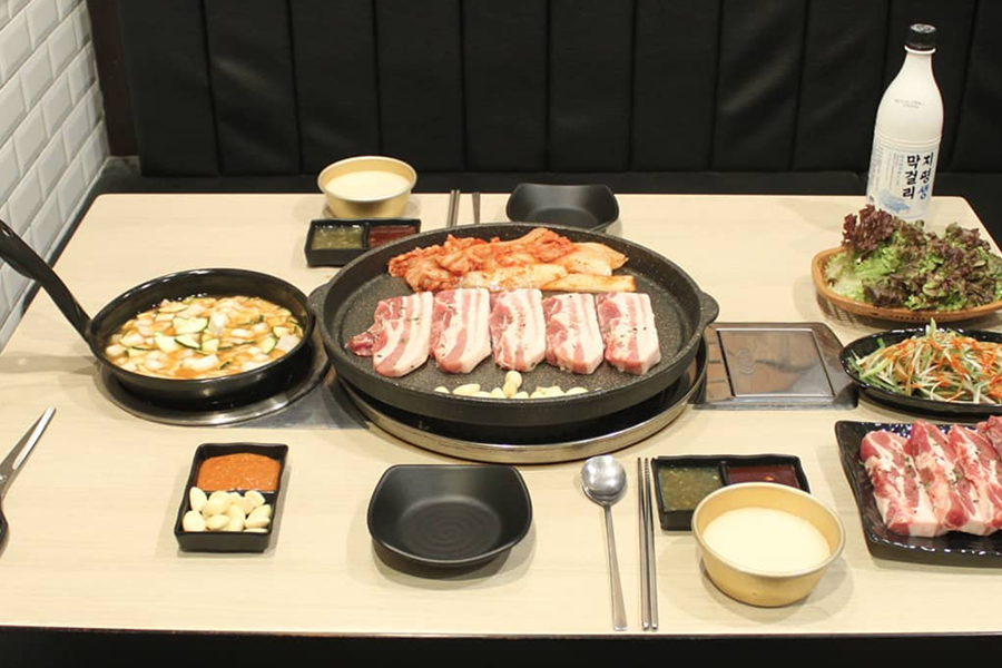 韓國豬肉大學店內，擺放著燒肉配菜及湯鍋等，使每一餐都感受韓式燒肉的韻味。