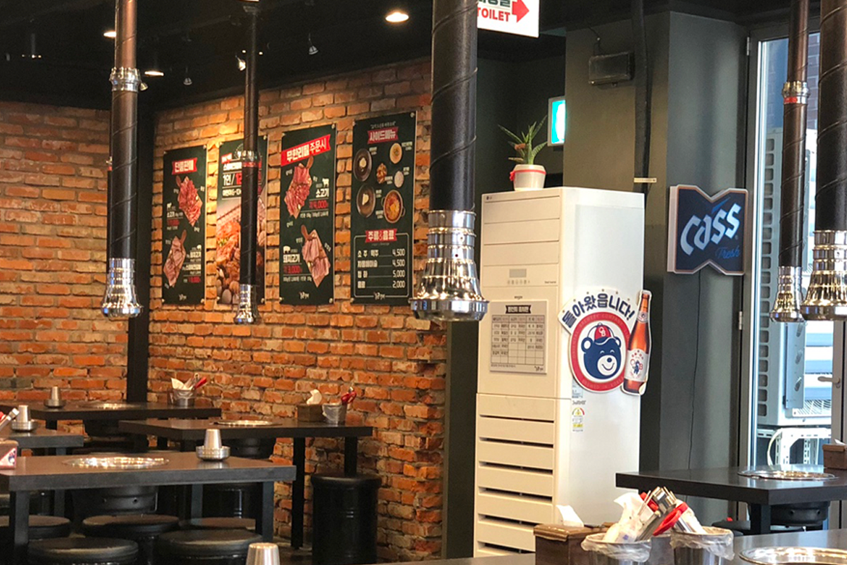 弘大室內環境，偌大的空間充滿輕鬆的就餐氛圍