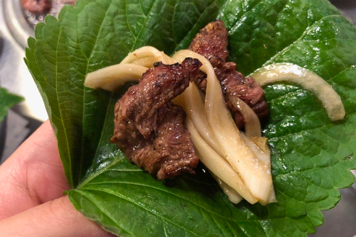 在MUSSO無牛店內，香嫩的牛肉搭配生菜包，韓式風味十足