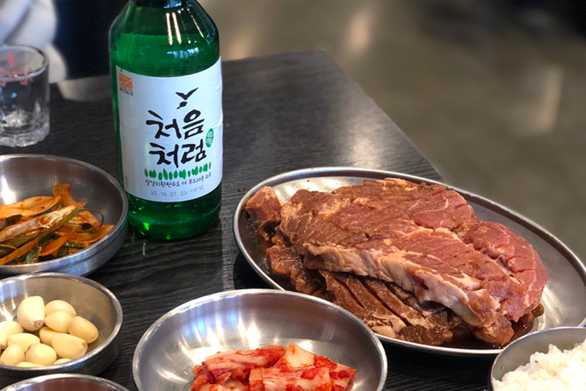 韩国弘大巨大排骨店内猪肉及鸡肉应有尽有，并搭配新鲜生菜