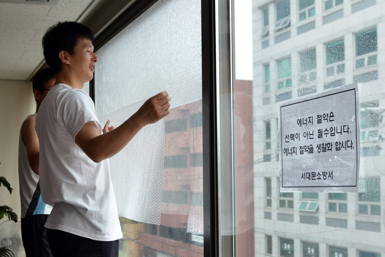 韩国人在窗户贴气泡纸，用于防寒和保暖，降低冷空气进入室内的可能。