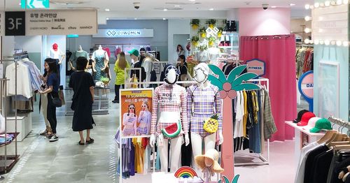 【Myeongdong Shopping】Summer clothing is on the market! Myeongdong Young Plaza visit