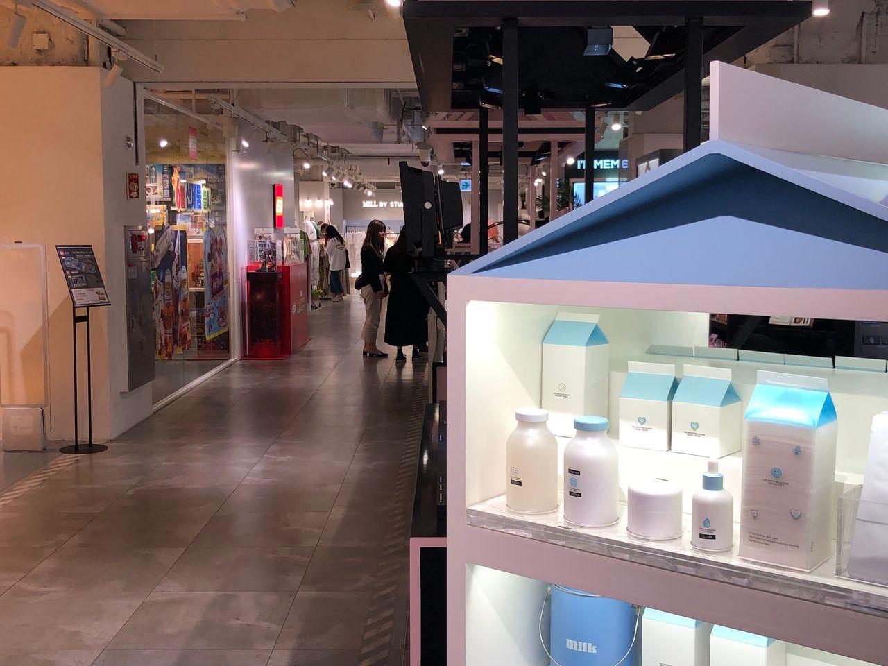 【Myeongdong Shopping】Summer clothing is on the market! Myeongdong Young Plaza visit