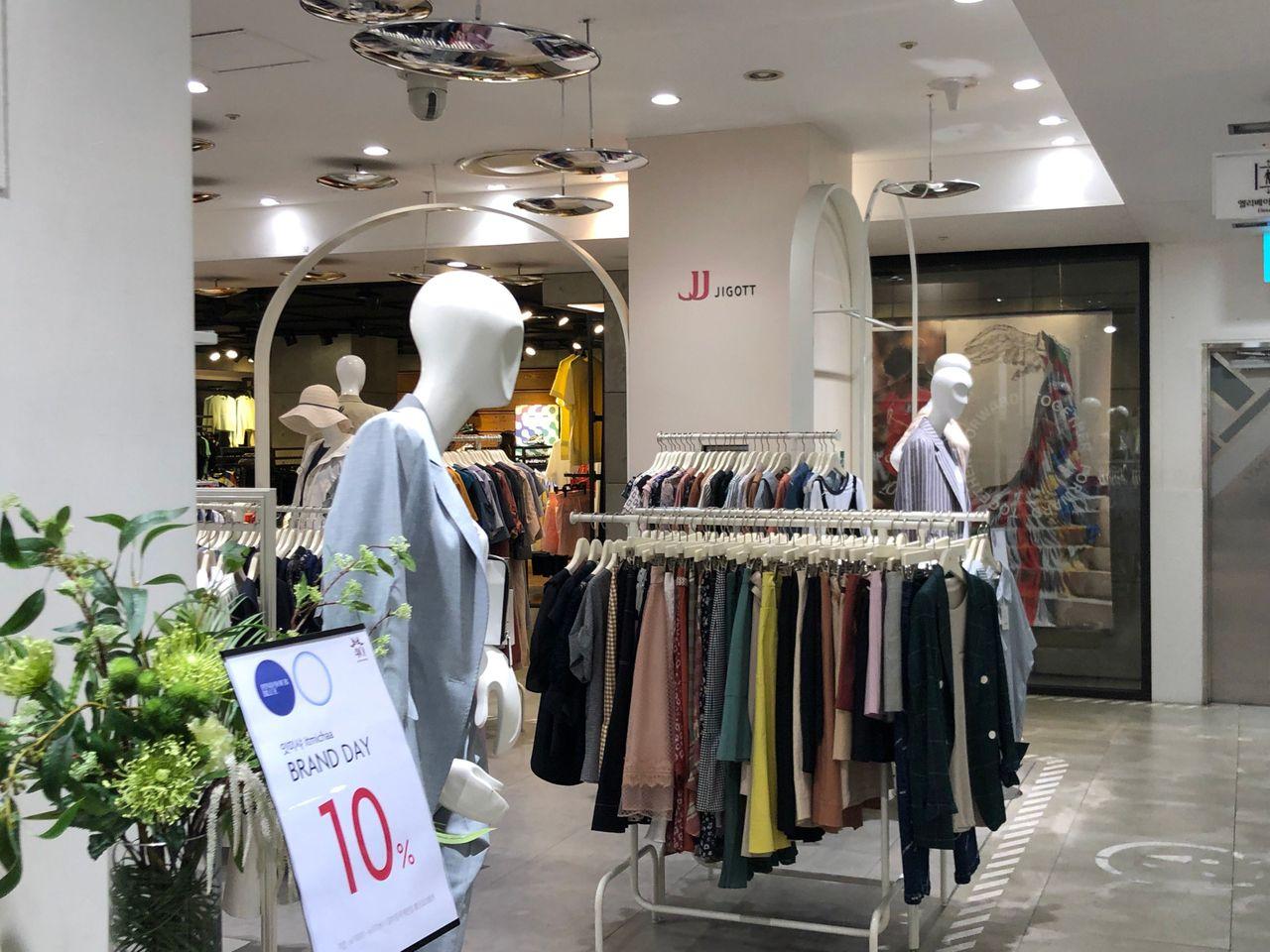 【Myeongdong Shopping】Summer clothing is on the market! Myeongdong Young Plaza visit