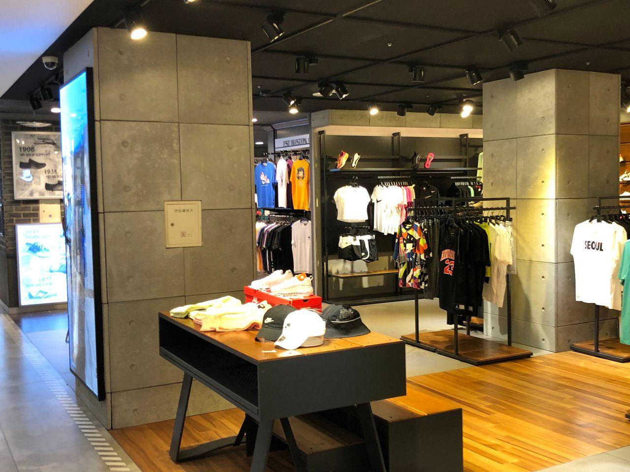 【Myeongdong Shopping】Summer clothing is on the market! Myeongdong Young Plaza visit