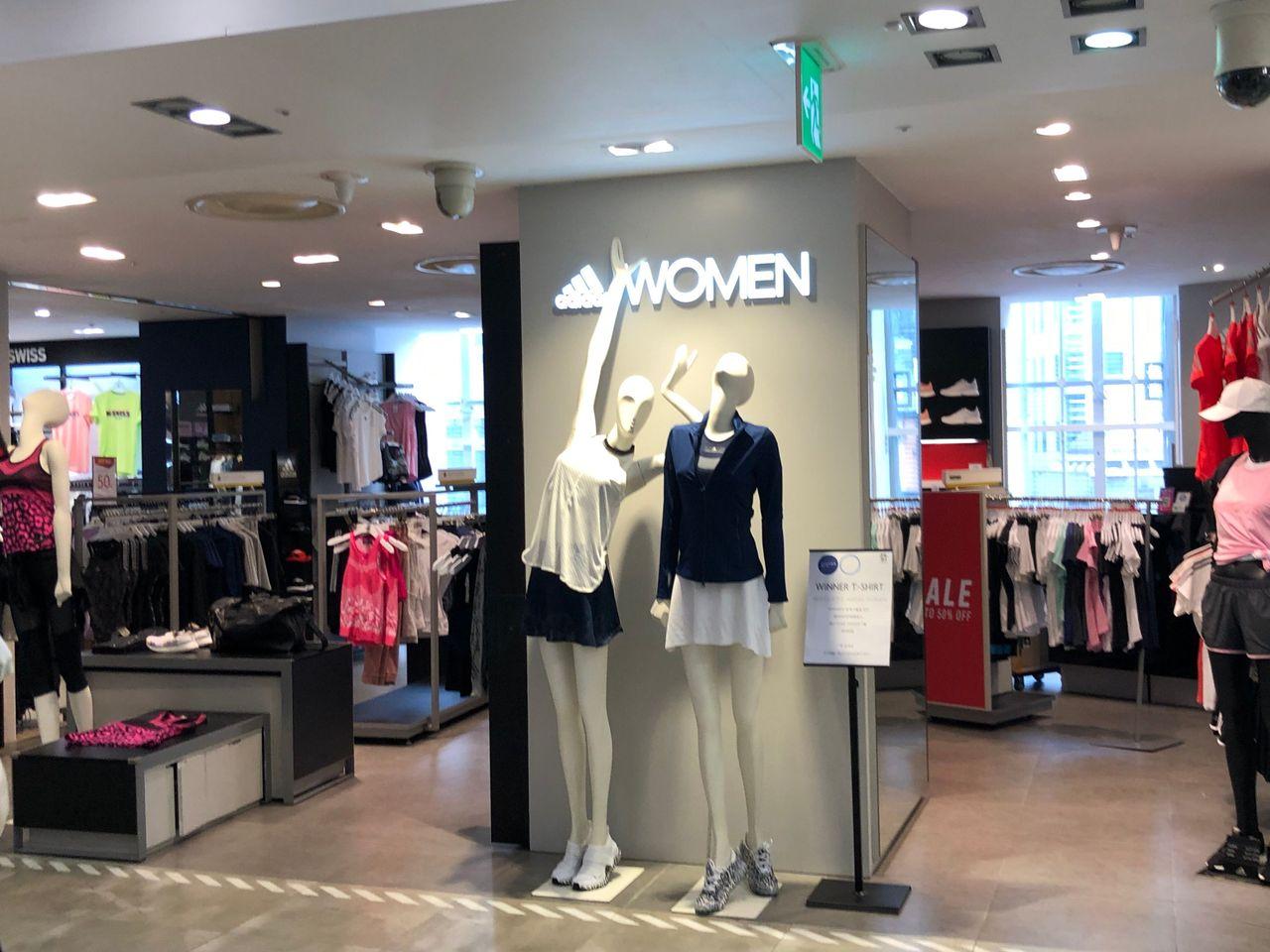 【Myeongdong Shopping】Summer clothing is on the market! Myeongdong Young Plaza visit
