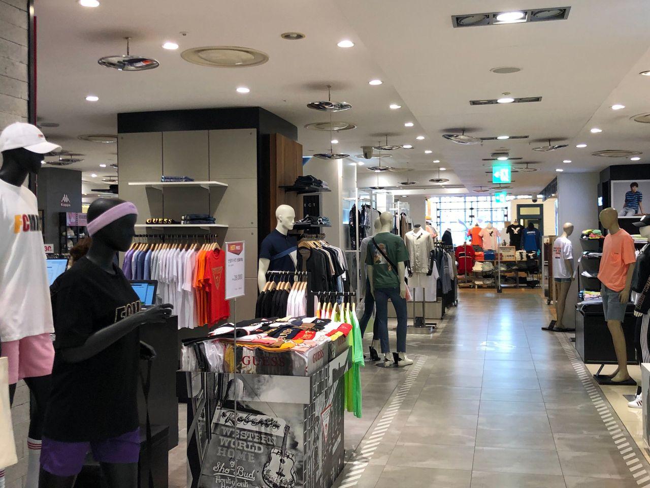 【Myeongdong Shopping】Summer clothing is on the market! Myeongdong Young Plaza visit