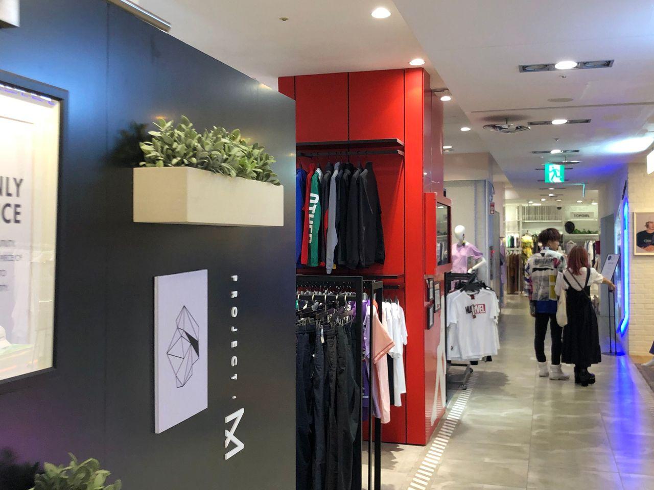 【Myeongdong Shopping】Summer clothing is on the market! Myeongdong Young Plaza visit