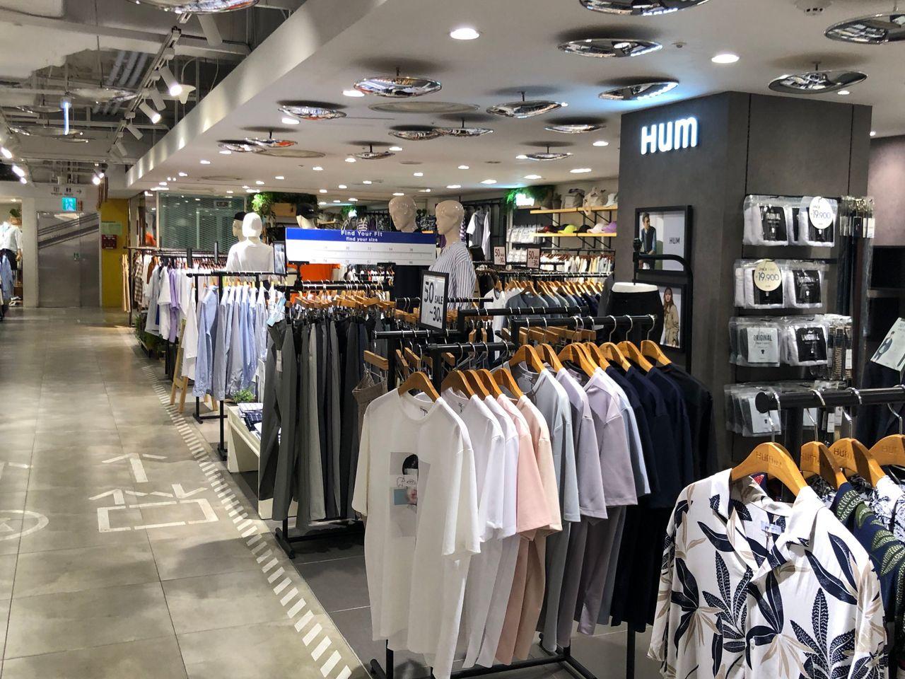 【Myeongdong Shopping】Summer clothing is on the market! Myeongdong Young Plaza visit