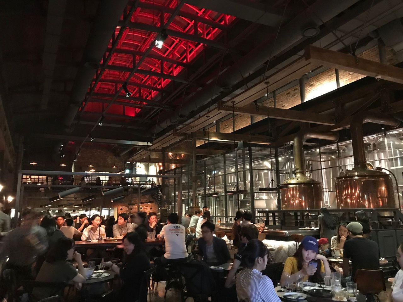 位于高速巴士转运站的Devil's Door餐厅，工业风格内饰与开放式设计，提供宽敞的用餐体验感受。