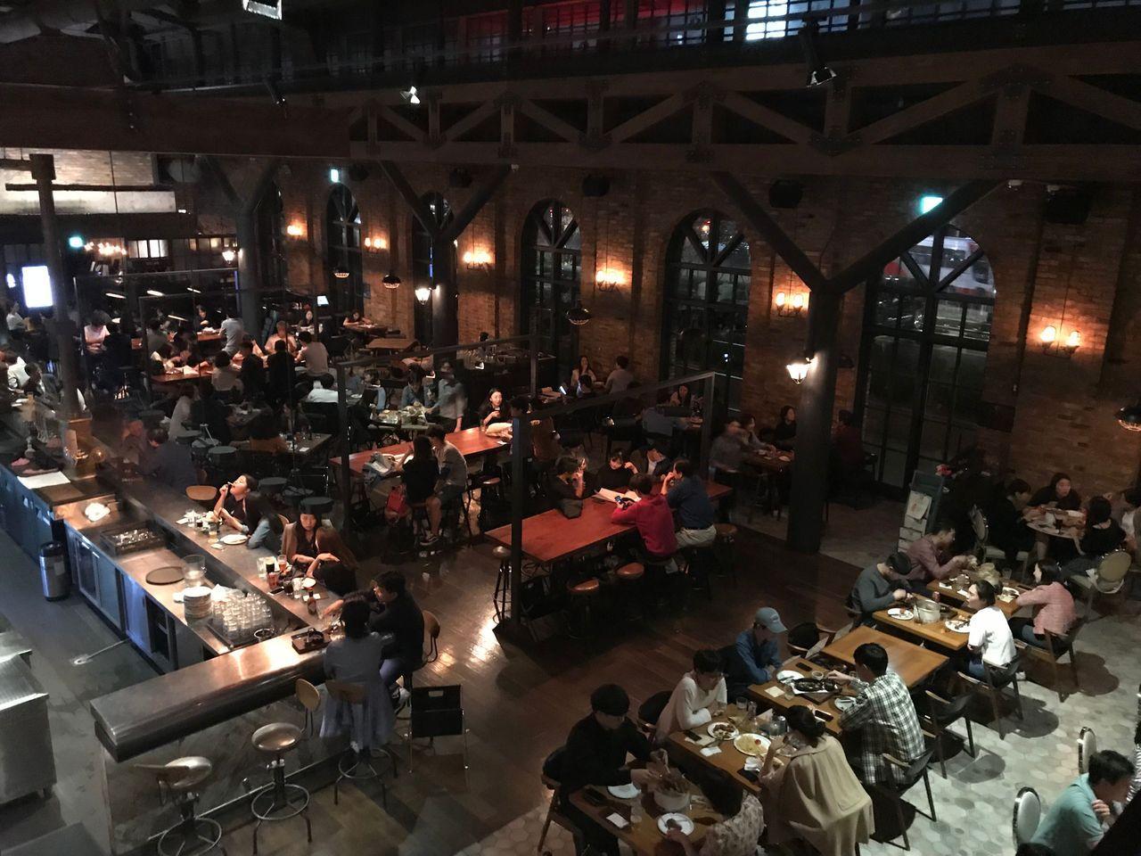 阳光透过大窗洒入Devil's Door餐厅，结合自然光线与现代设计，创造出完美的就餐环境。