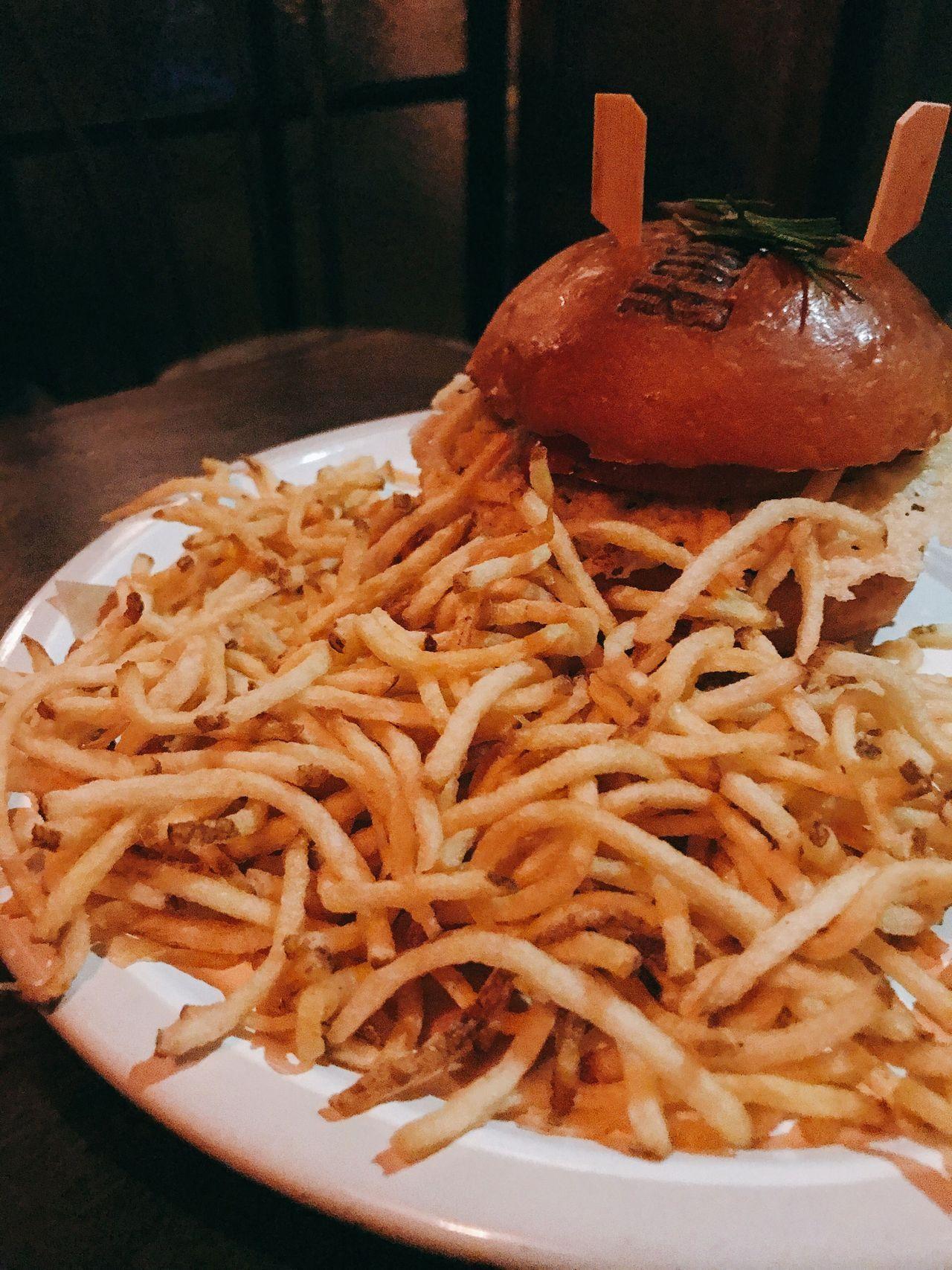 Devil's Door的家制披萨，配以新鲜芝士与配料，丰富的风味组合，令人垂涎欲滴。