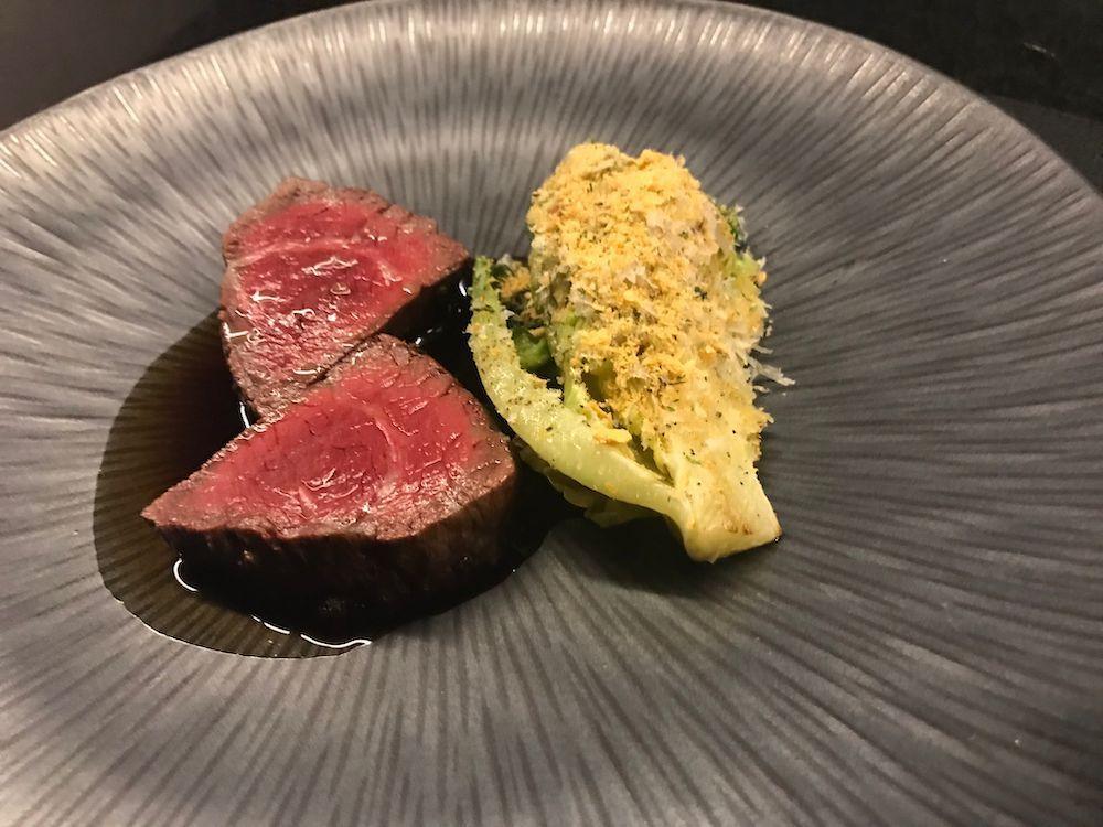 SOIGNÉ餐厅的主厨特别菜单，采用最新鲜的食材与创意方式制作，每道菜如同艺术作品般展示。