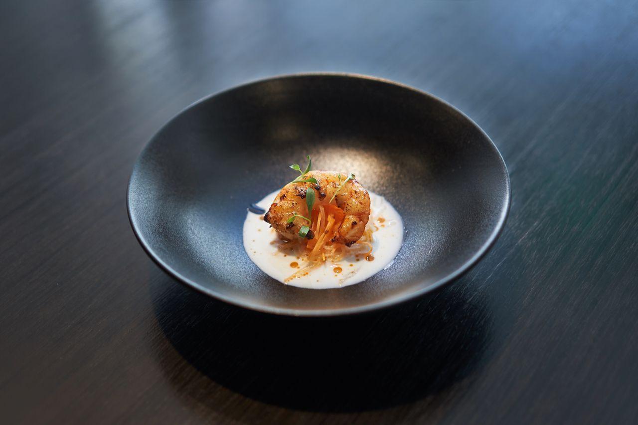 米其林餐厅SOIGNÉ的经典菜肴，融入国际元素，展现出高度的升华与创新，适合高级场合用餐。