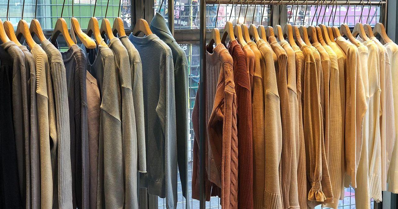 弘大购物广场内展示袜子等商品，色彩鲜艳，众多选择，是购物者的天堂。