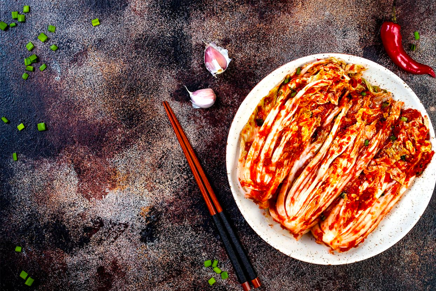 한국 전통 김치가 접시에 담겨 있는 모습. 맛있고 속을 따뜻하게 해주는 인기 한국 음식입니다.