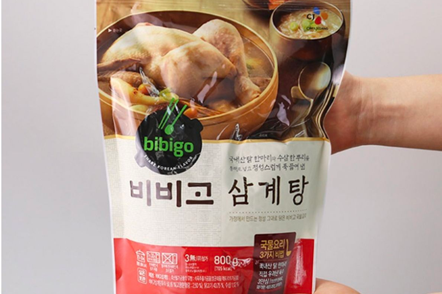 삼계탕 조리 패키지 모습, 뜨거운 물만 부으면 편리하게 즐길 수 있는 한국 전통 삼계탕입니다.