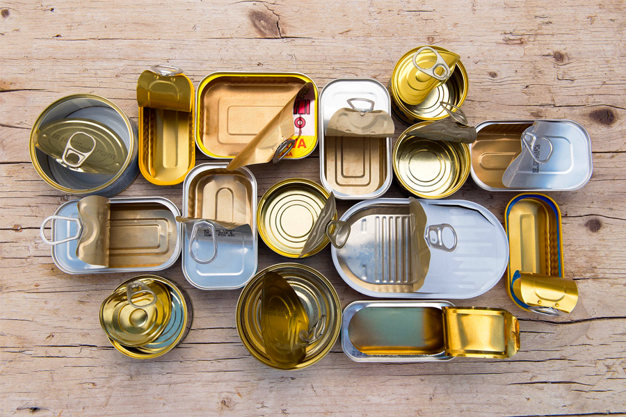 露出多种金属罐头的图片，提醒须注意入境政策和储存方法。