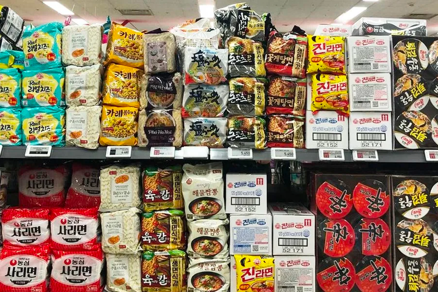 展示韩国多种泡面的架子，突显其多样性与消费选择。