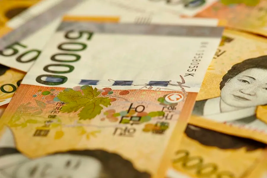 韩国钞票细节展示，需注意入境政策，以免罚款。