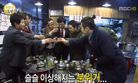 韓國職場聚餐中的熱烈氣氛