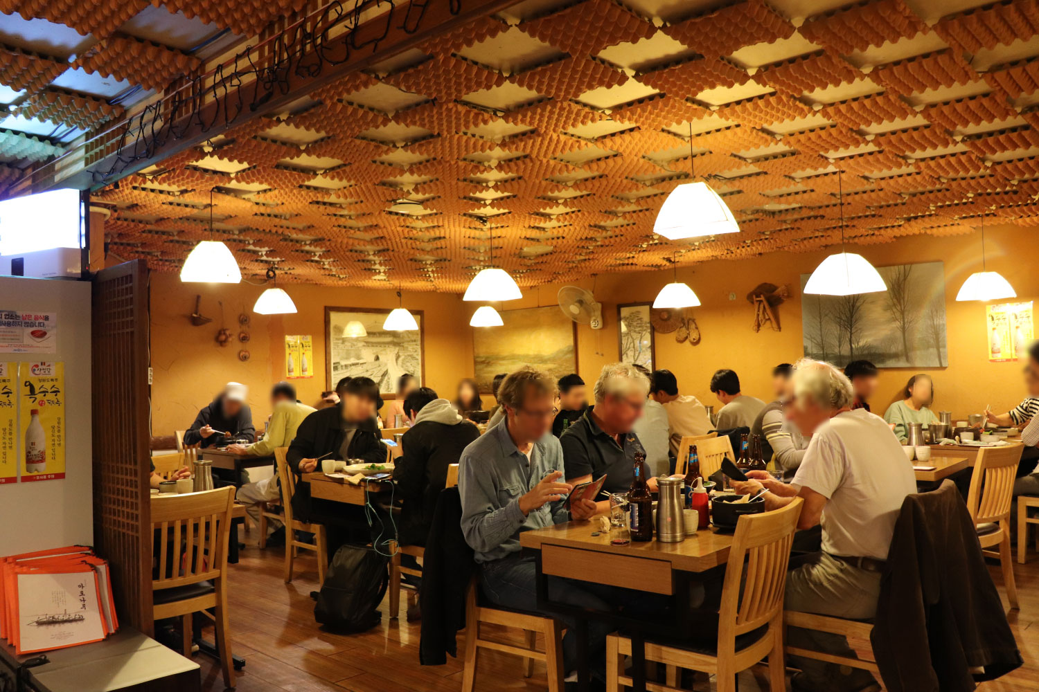 首爾酒館內的上班族聚餐情景