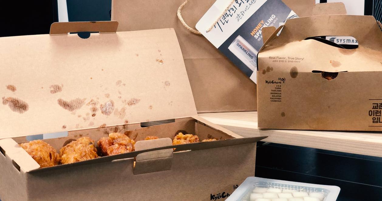 Hộp giao gà rán Hàn Quốc từ Kyochon, mở nắp hiển thị miếng gà rán hấp dẫn.