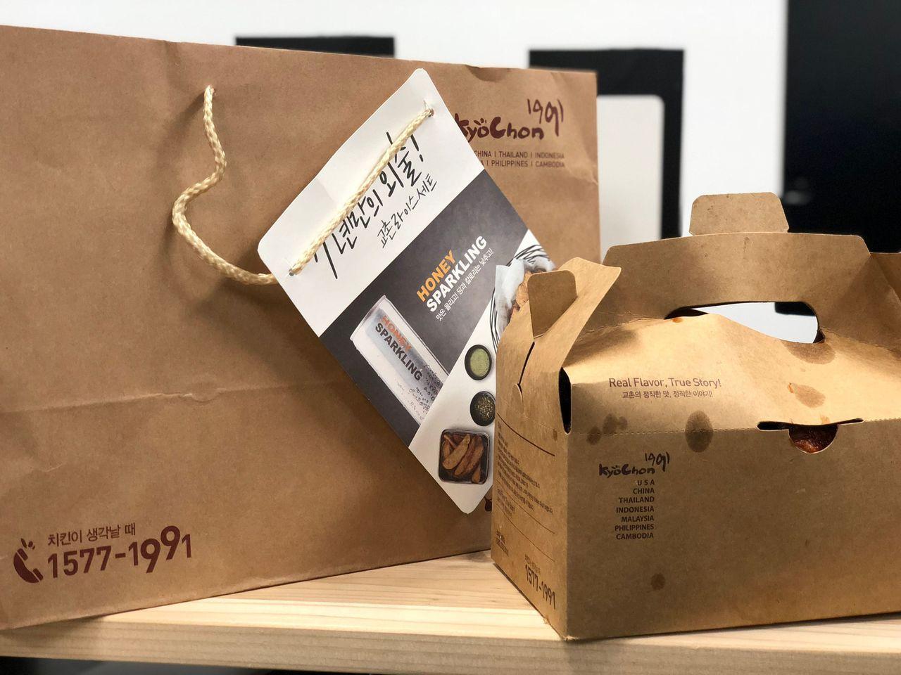 一盒香脆橋村蜂蜜炸雞，韓國人氣小吃，吸引韓國遊客味蕾。