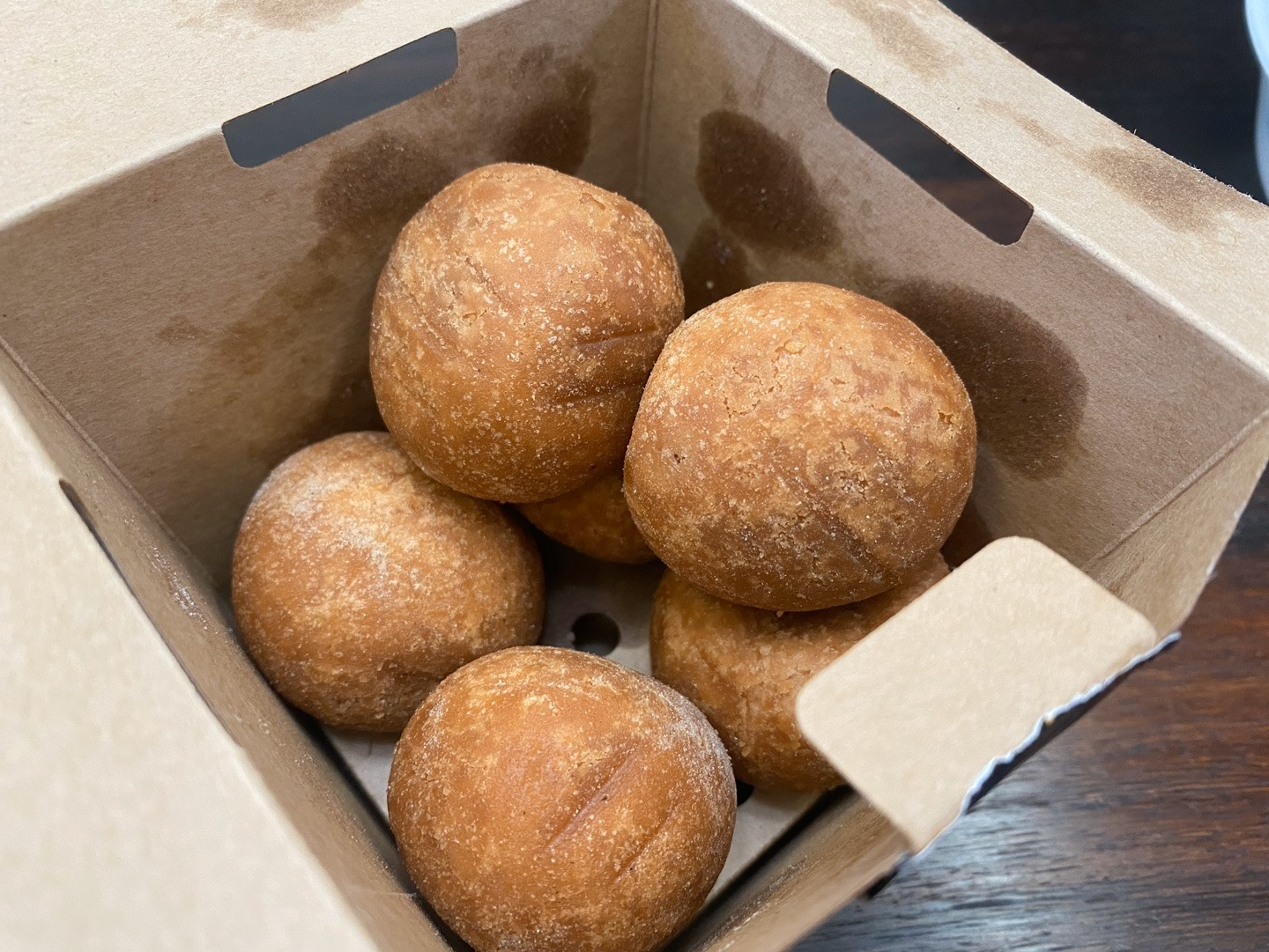 膠盒中放置的香脆韓國炸雞，一份不容錯過的下酒菜。