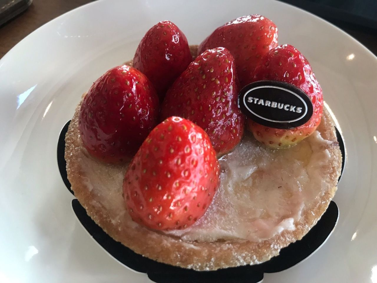 韩国星巴克推出的草莓奶酪塔，清新大草莓排列在酥脆塔皮上。