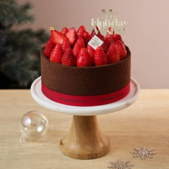 A Twosome Place的草莓节蛋糕，配有新鲜草莓装饰和节日标志。