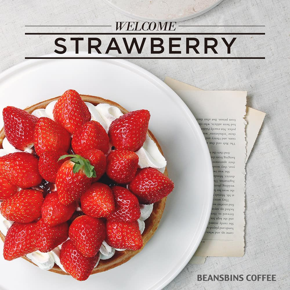 Beans Bins咖啡的草莓松饼，巧妙地以糖霜装饰大颗草莓。