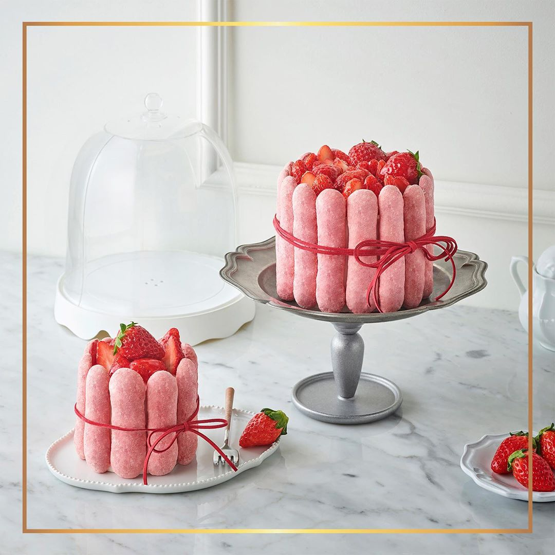 Paris Baguette草莓蛋糕系列，精致设计的草莓卷塔和节日蛋糕。