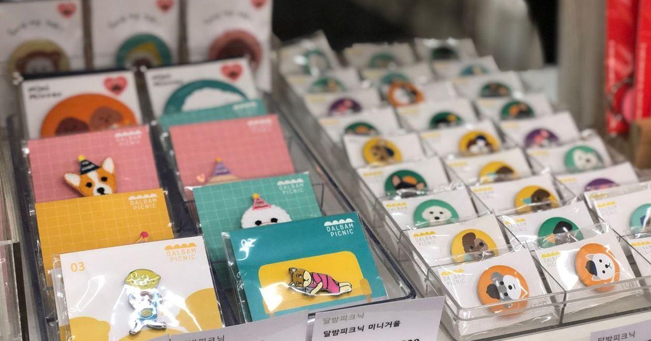 ชุดกล่องเครื่องเขียนและของขวัญภายในร้านขายเครื่องเขียนเกาหลี แต่ละกล่องมีการออกแบบที่น่ารักและมีสีสันสดใส พร้อมลวดลายสุนัขและสัตว์ต่างๆ