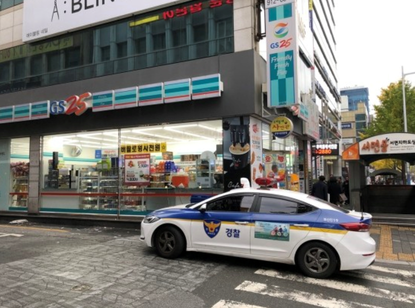 GS25コンビニエンスストアの外観とその前の車の写真。韓国の便利店文化を体験するチャンス。ウリトンネ写真館までの道案内。