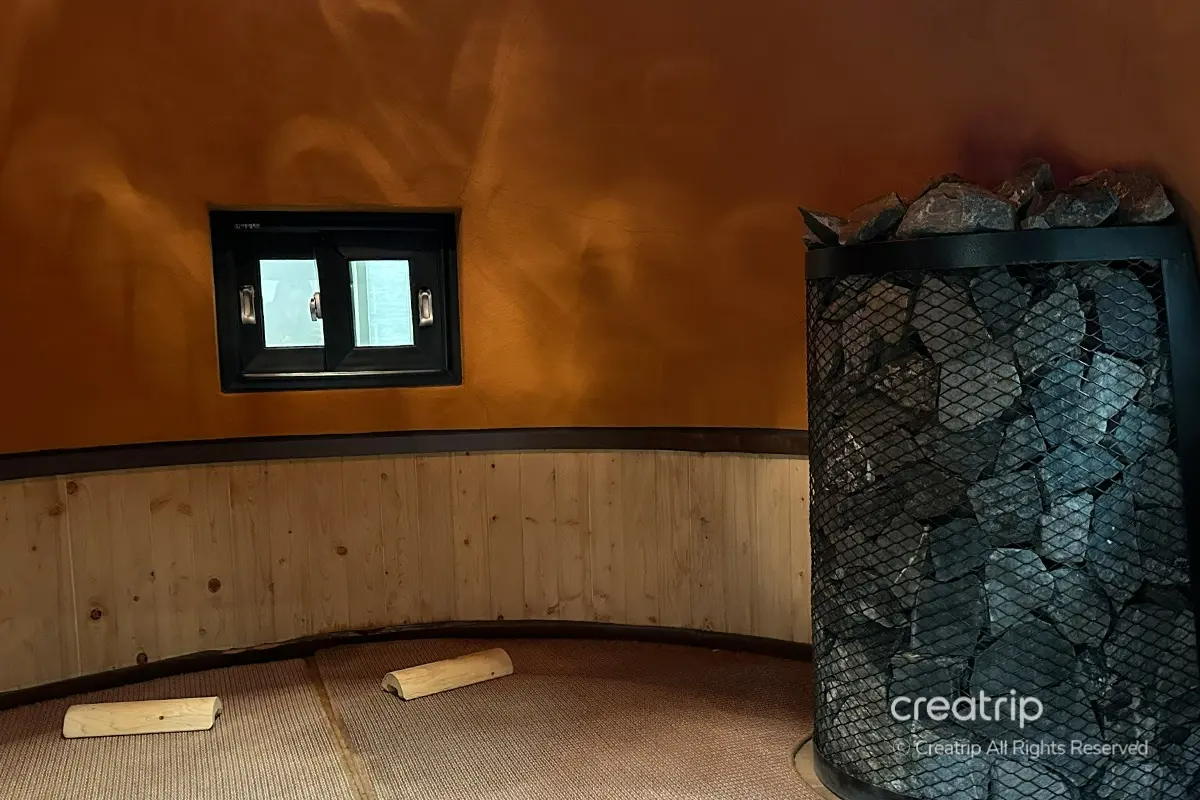 韓國汗蒸幕內部裝飾，展示温暖的橙色牆壁和加熱石，以創造舒適的蒸汽環境。