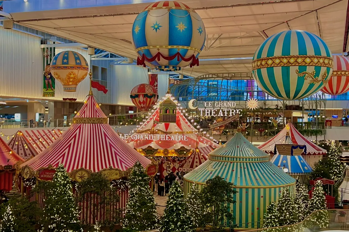 室內聖誕裝飾場景，五彩斑斕的帳篷以及熱氣球裝飾，營造出獨特的節日氛圍。