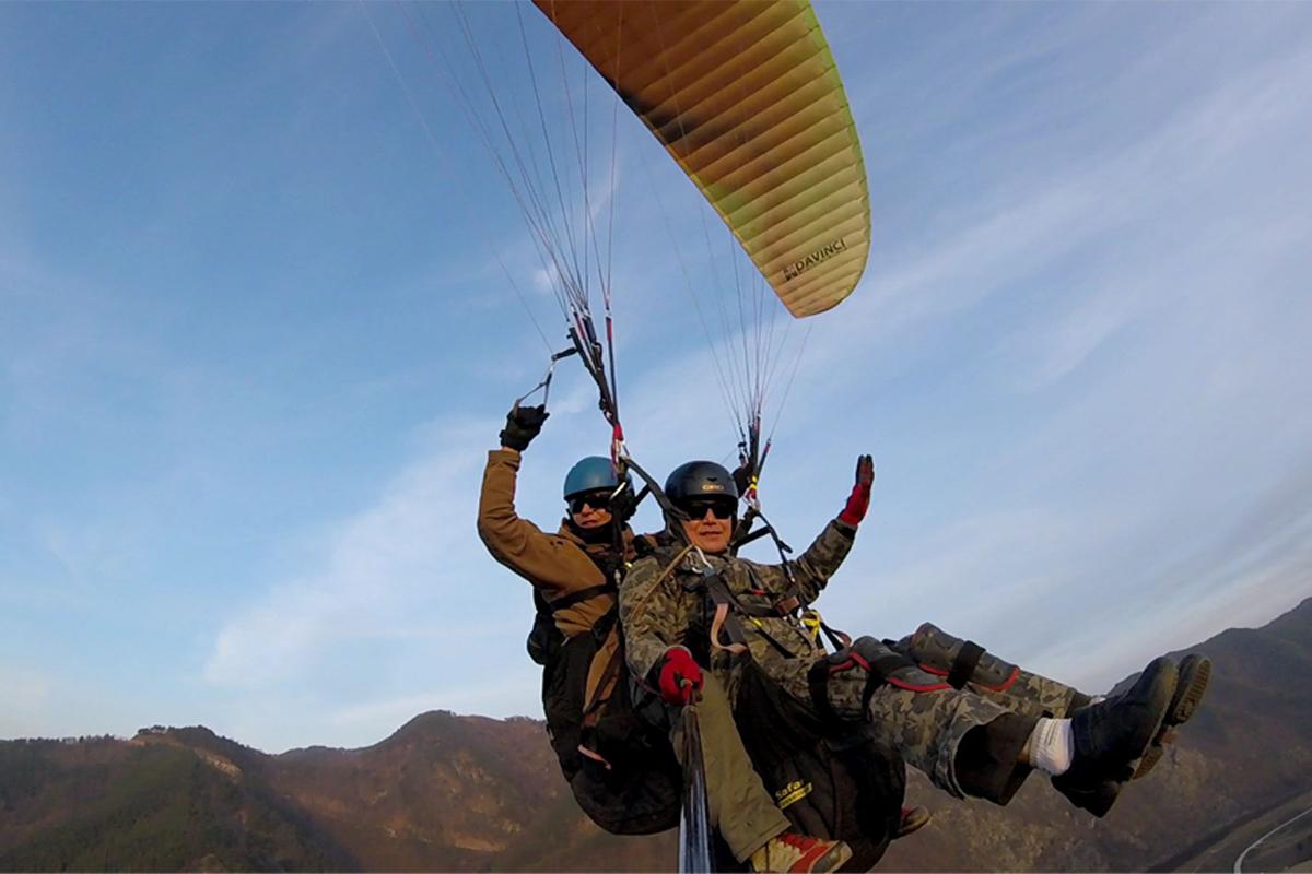 Winter Activities In Korea: Paragliding with a guide