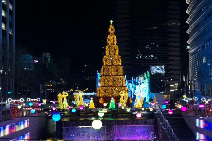 Christmas festival lights along the Cheonggyecheon stream in Seoul, featuring a large illuminated tree.