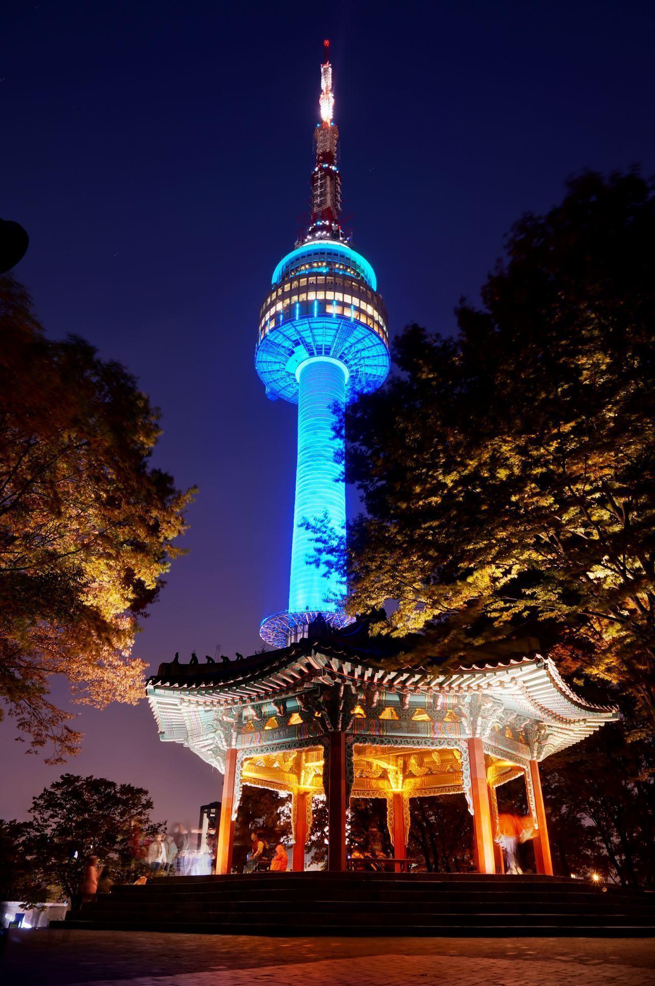 首爾塔夜間照明顏色指示空氣品質,藍色代表空氣品質好,此照顯示首爾空氣優良的日子。