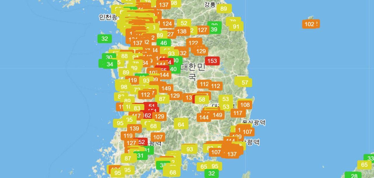 韓国境内的空气质量地图,显示中级至高级污染区域的广泛分布,具体数值涵盖首尔、釜山等地区。