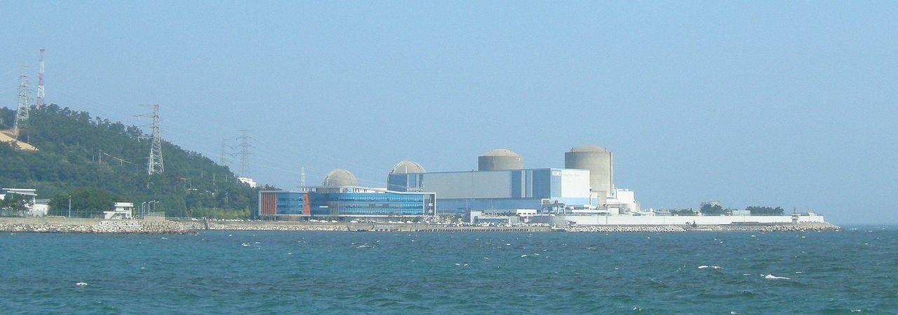 韓國KORI核能發電廠全景，展示庫裡核電廠設施及周邊環境，位於海岸線附近的核能設施。