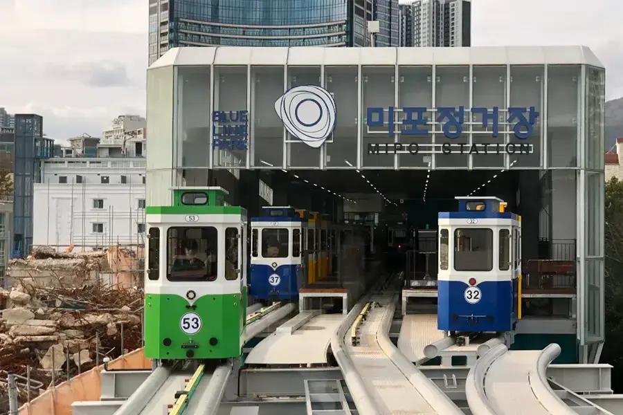 釜山海雲台海辺列車の駅。旧正月期間中も通常運営する観光スポットの写真。
