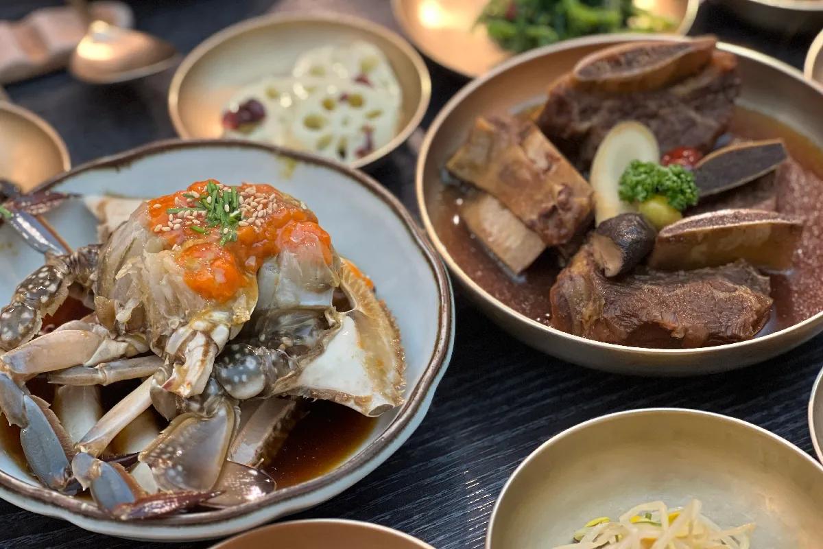 韓国料理のカンジャンケジャンと蒸し牛肉の盛り合わせ。旧正月期間中も営業する人気グルメのお店を紹介する写真。