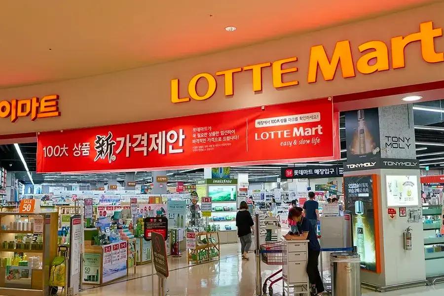 ロッテマートの入り口写真。旧正月期間中の大型スーパーの休業情報を提供する記事用の画像。