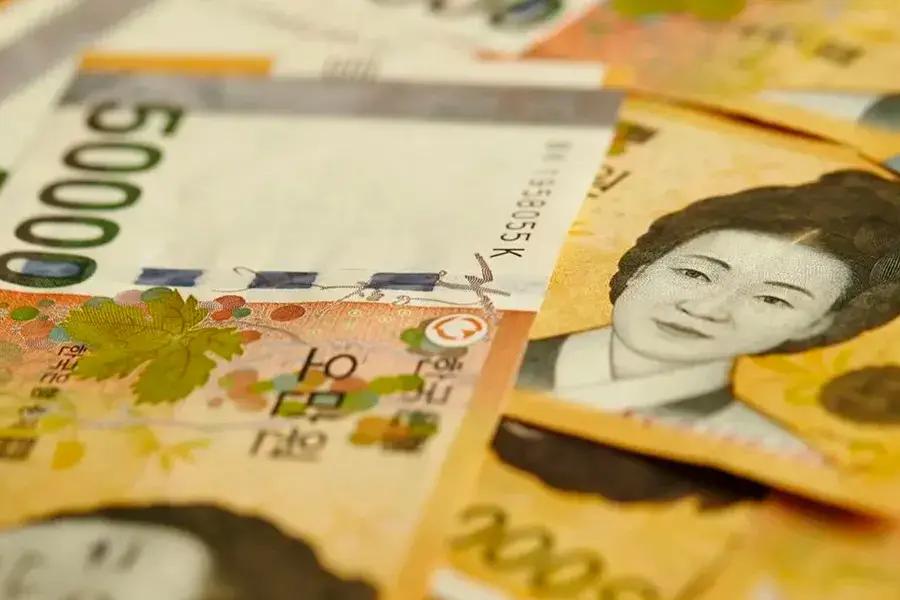 韓国ウォン紙幣のクローズアップ画像。旧正月期間中の両替所情報を提供する記事用の画像。