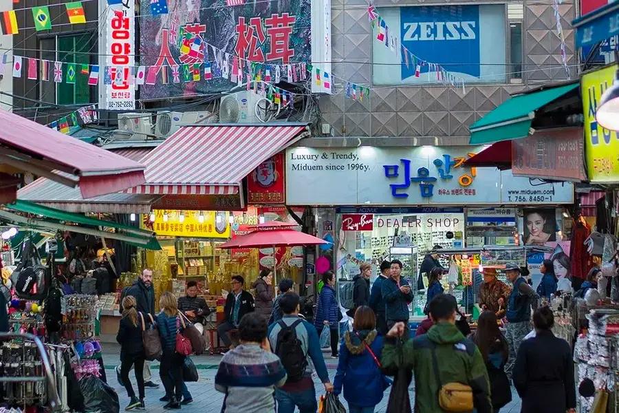 賑やかな東大門市場の風景。旧正月期間中の東大門ショッピングの営業情報を伝える記事用の画像。