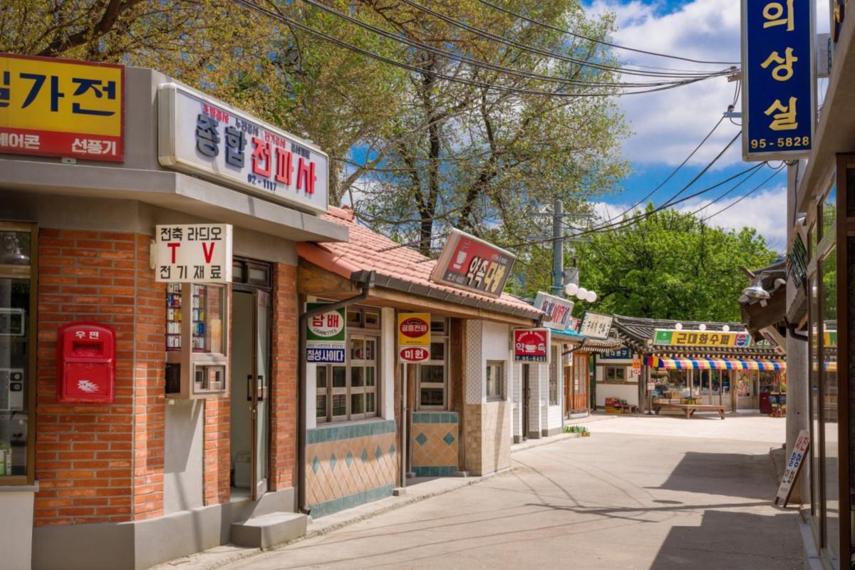 韓国の昔の街並みを再現した町の写真。旧正月期間中も楽しめる博物館と美術館の紹介記事用画像。
