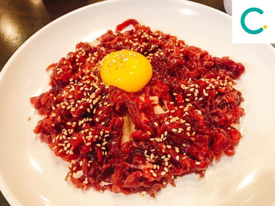 生牛肉拌以蛋黃和芝麻，韓國代表性的生肉料理擺盤。」
