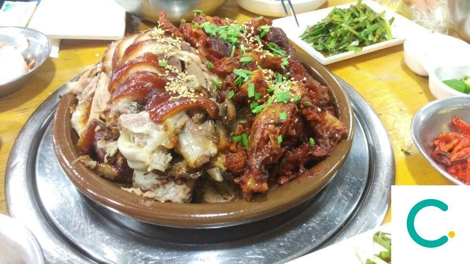盤中的韓國豬腳料理，肥美的肉質和皮面灑上芝麻。」